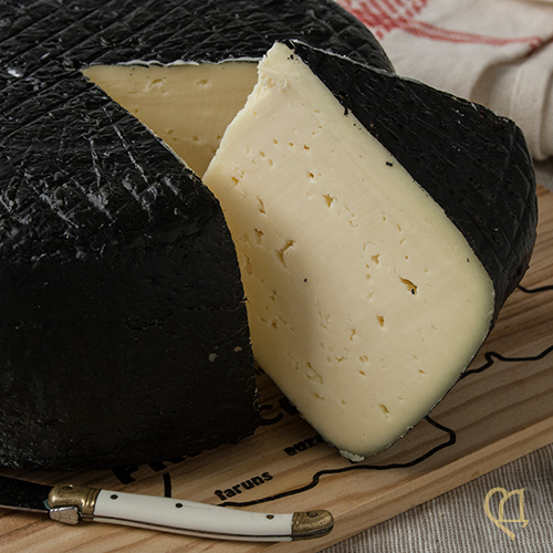 Черный сыр купить. Сыр Томм. Том де Пирене— сыр. Черный сыр. Сыр с черной корочкой.