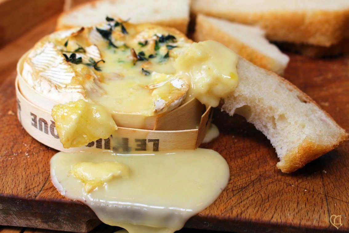 Сыр бри в духовке рецепт. Сыр Бри и камамбер. Camembert | камамбер. Камамбер le rustique. Запеченный сыр камамбер.