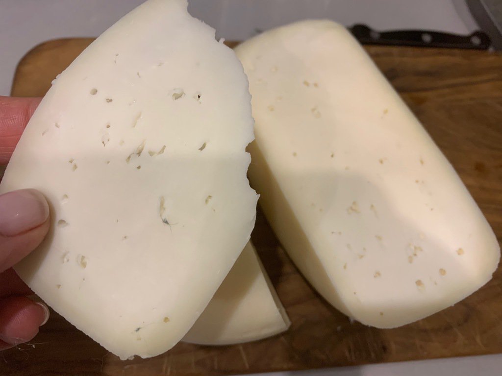 Почему сыр белый. Сыр домашний карат. Сыр домашний карат фото. Фртоипелтмени домашние сырые. Зачем сыроделы вставляют округлое устройство в сыр.